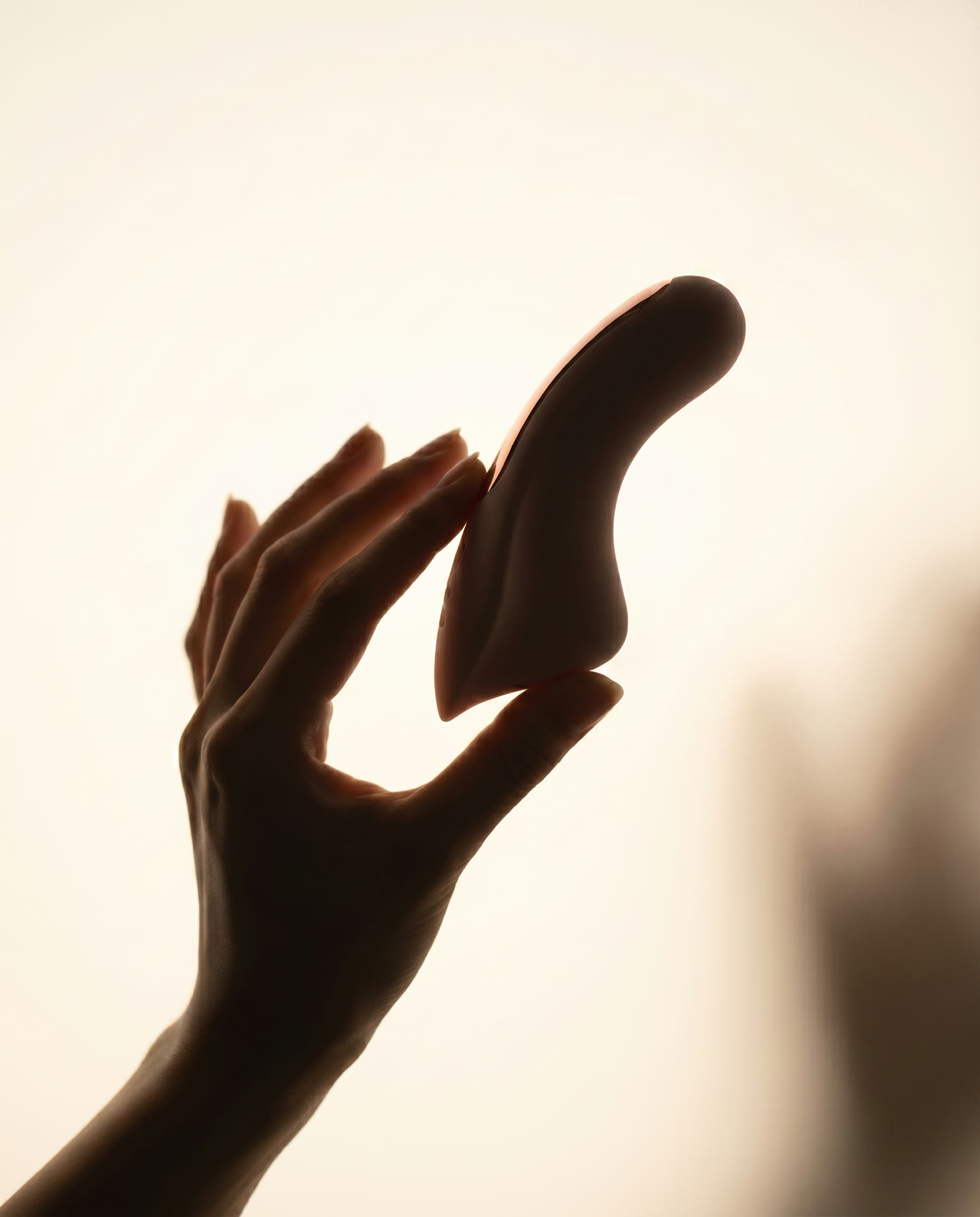 Whisper en mano — silueta